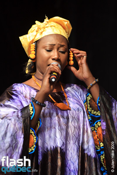 Spectacle de la formation Tapa Diara (Mali) dans le cadre du Festival International des Nuits d'Afrique de MontrÃ©al, le 23 juillet 2009 Place Ãmilie-Gamelin.