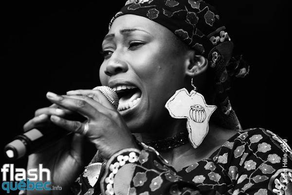 Spectacle de la formation Tapa Diara (Mali) dans le cadre du Festival International des Nuits d'Afrique de MontrÃ©al, le 23 juillet 2009 Place Ãmilie-Gamelin.