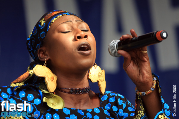 Spectacle de la formation Tapa Diara (Mali) dans le cadre du Festival International des Nuits d'Afrique de MontrÃ©al, le 23 juillet 2009 Place Ãmilie-Gamelin.