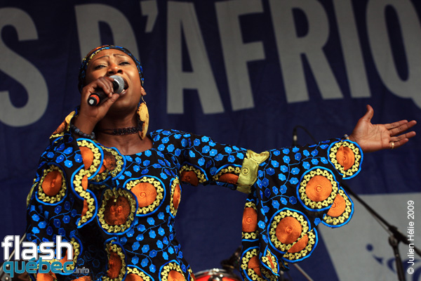 Spectacle de la formation Tapa Diara (Mali) dans le cadre du Festival International des Nuits d'Afrique de MontrÃ©al, le 23 juillet 2009 Place Ãmilie-Gamelin.