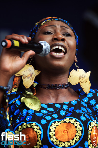 Spectacle de la formation Tapa Diara (Mali) dans le cadre du Festival International des Nuits d'Afrique de MontrÃ©al, le 23 juillet 2009 Place Ãmilie-Gamelin.