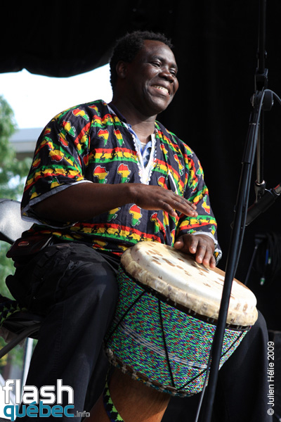 Spectacle de la formation Tapa Diara (Mali) dans le cadre du Festival International des Nuits d'Afrique de MontrÃ©al, le 23 juillet 2009 Place Ãmilie-Gamelin.
