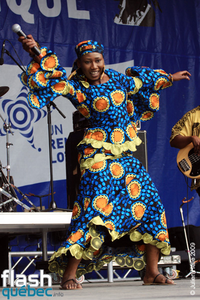 Spectacle de la formation Tapa Diara (Mali) dans le cadre du Festival International des Nuits d'Afrique de MontrÃ©al, le 23 juillet 2009 Place Ãmilie-Gamelin.