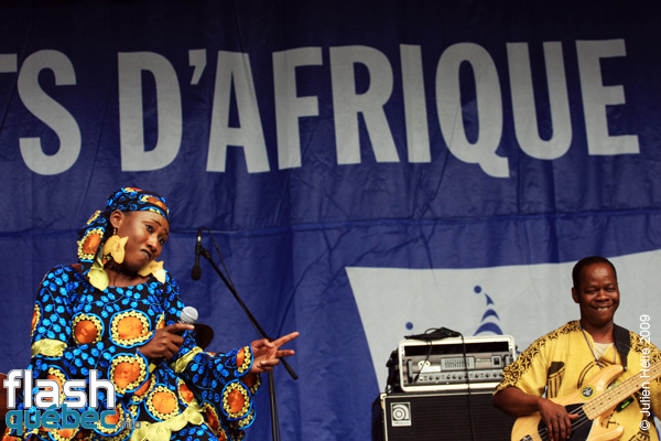 Spectacle de la formation Tapa Diara (Mali) dans le cadre du Festival International des Nuits d'Afrique de MontrÃ©al, le 23 juillet 2009 Place Ãmilie-Gamelin.