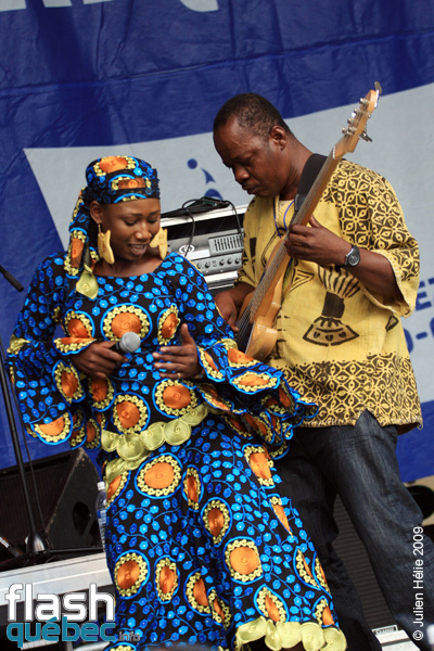 Spectacle de la formation Tapa Diara (Mali) dans le cadre du Festival International des Nuits d'Afrique de MontrÃ©al, le 23 juillet 2009 Place Ãmilie-Gamelin.