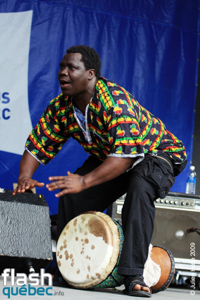 Spectacle de la formation Tapa Diara (Mali) dans le cadre du Festival International des Nuits d'Afrique de MontrÃ©al, le 23 juillet 2009 Place Ãmilie-Gamelin.