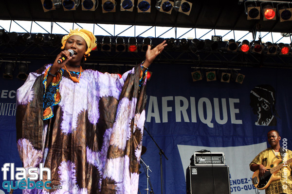 Spectacle de la formation Tapa Diara (Mali) dans le cadre du Festival International des Nuits d'Afrique de MontrÃ©al, le 23 juillet 2009 Place Ãmilie-Gamelin.