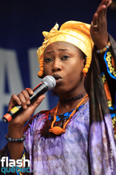 Spectacle de la formation Tapa Diara (Mali) dans le cadre du Festival International des Nuits d'Afrique de MontrÃ©al, le 23 juillet 2009 Place Ãmilie-Gamelin.