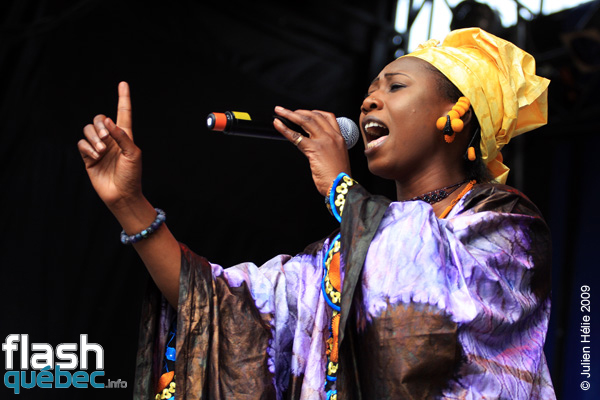Spectacle de la formation Tapa Diara (Mali) dans le cadre du Festival International des Nuits d'Afrique de MontrÃ©al, le 23 juillet 2009 Place Ãmilie-Gamelin.