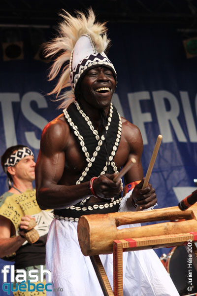 Spectacle de la formation Tribaa (Guinee / Qc) dans le cadre du Festival International des Nuits d'Afrique de Montreal, le 25 juillet 2009 a la Place Emilie-Gamelin.  Utilisation quelle qu'elle soit strictement interdite sans l'accord de l'auteur spiritpictures@hotmail.fr.