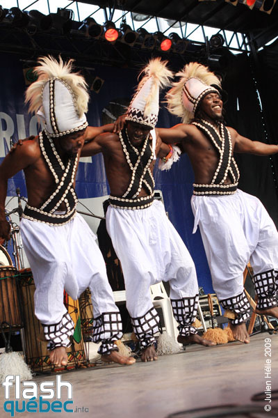 Spectacle de la formation Tribaa (Guinee / Qc) dans le cadre du Festival International des Nuits d'Afrique de Montreal, le 25 juillet 2009 a la Place Emilie-Gamelin.  Utilisation quelle qu'elle soit strictement interdite sans l'accord de l'auteur spiritpictures@hotmail.fr.