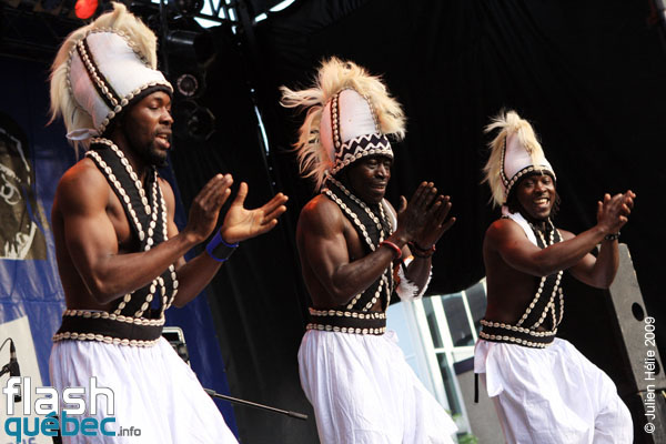 Spectacle de la formation Tribaa (Guinee / Qc) dans le cadre du Festival International des Nuits d'Afrique de Montreal, le 25 juillet 2009 a la Place Emilie-Gamelin.  Utilisation quelle qu'elle soit strictement interdite sans l'accord de l'auteur spiritpictures@hotmail.fr.