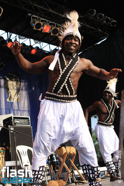 Spectacle de la formation Tribaa (Guinee / Qc) dans le cadre du Festival International des Nuits d'Afrique de Montreal, le 25 juillet 2009 a la Place Emilie-Gamelin.  Utilisation quelle qu'elle soit strictement interdite sans l'accord de l'auteur spiritpictures@hotmail.fr.