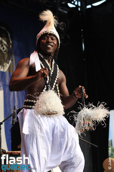 Spectacle de la formation Tribaa (Guinee / Qc) dans le cadre du Festival International des Nuits d'Afrique de Montreal, le 25 juillet 2009 a la Place Emilie-Gamelin.  Utilisation quelle qu'elle soit strictement interdite sans l'accord de l'auteur spiritpictures@hotmail.fr.