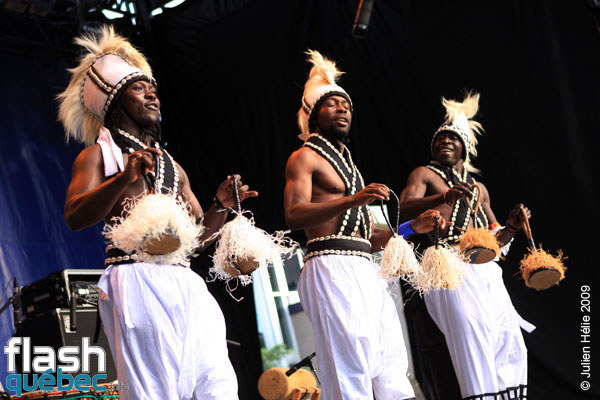 Spectacle de la formation Tribaa (Guinee / Qc) dans le cadre du Festival International des Nuits d'Afrique de Montreal, le 25 juillet 2009 a la Place Emilie-Gamelin.  Utilisation quelle qu'elle soit strictement interdite sans l'accord de l'auteur spiritpictures@hotmail.fr.
