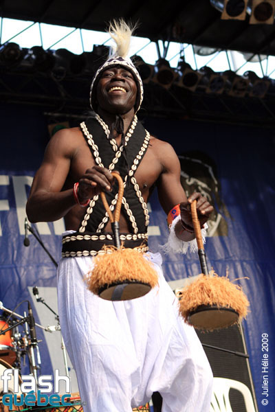 Spectacle de la formation Tribaa (Guinee / Qc) dans le cadre du Festival International des Nuits d'Afrique de Montreal, le 25 juillet 2009 a la Place Emilie-Gamelin.  Utilisation quelle qu'elle soit strictement interdite sans l'accord de l'auteur spiritpictures@hotmail.fr.