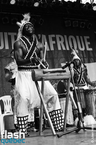 Spectacle de la formation Tribaa (Guinee / Qc) dans le cadre du Festival International des Nuits d'Afrique de Montreal, le 25 juillet 2009 a la Place Emilie-Gamelin.  Utilisation quelle qu'elle soit strictement interdite sans l'accord de l'auteur spiritpictures@hotmail.fr.