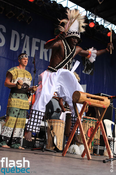 Spectacle de la formation Tribaa (Guinee / Qc) dans le cadre du Festival International des Nuits d'Afrique de Montreal, le 25 juillet 2009 a la Place Emilie-Gamelin.  Utilisation quelle qu'elle soit strictement interdite sans l'accord de l'auteur spiritpictures@hotmail.fr.