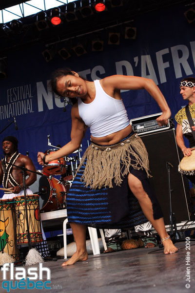 Spectacle de la formation Tribaa (Guinee / Qc) dans le cadre du Festival International des Nuits d'Afrique de Montreal, le 25 juillet 2009 a la Place Emilie-Gamelin.  Utilisation quelle qu'elle soit strictement interdite sans l'accord de l'auteur spiritpictures@hotmail.fr.