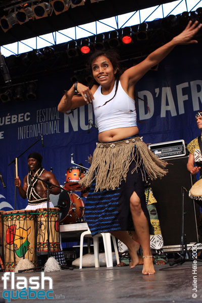 Spectacle de la formation Tribaa (Guinee / Qc) dans le cadre du Festival International des Nuits d'Afrique de Montreal, le 25 juillet 2009 a la Place Emilie-Gamelin.  Utilisation quelle qu'elle soit strictement interdite sans l'accord de l'auteur spiritpictures@hotmail.fr.