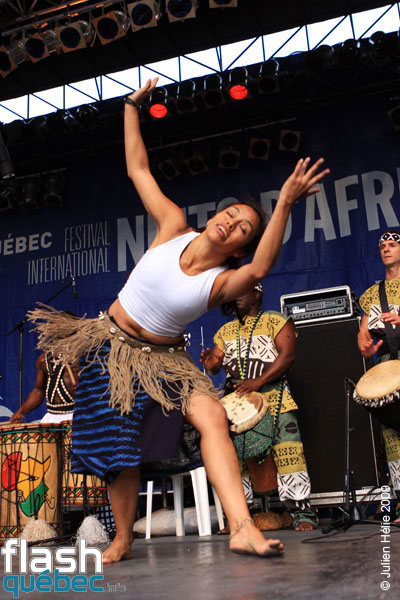 Spectacle de la formation Tribaa (Guinee / Qc) dans le cadre du Festival International des Nuits d'Afrique de Montreal, le 25 juillet 2009 a la Place Emilie-Gamelin.  Utilisation quelle qu'elle soit strictement interdite sans l'accord de l'auteur spiritpictures@hotmail.fr.