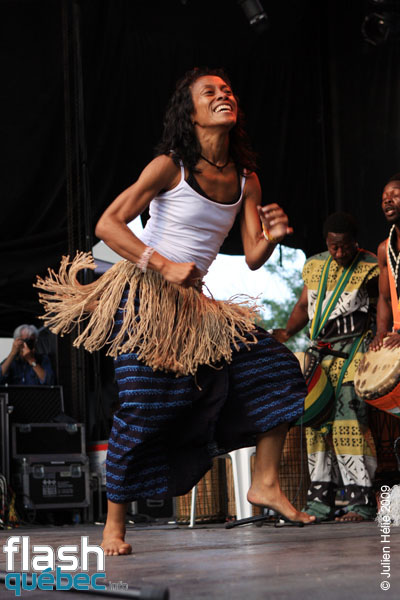 Spectacle de la formation Tribaa (Guinee / Qc) dans le cadre du Festival International des Nuits d'Afrique de Montreal, le 25 juillet 2009 a la Place Emilie-Gamelin.  Utilisation quelle qu'elle soit strictement interdite sans l'accord de l'auteur spiritpictures@hotmail.fr.