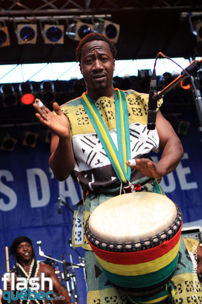 Spectacle de la formation Tribaa (Guinee / Qc) dans le cadre du Festival International des Nuits d'Afrique de Montreal, le 25 juillet 2009 a la Place Emilie-Gamelin.  Utilisation quelle qu'elle soit strictement interdite sans l'accord de l'auteur spiritpictures@hotmail.fr.