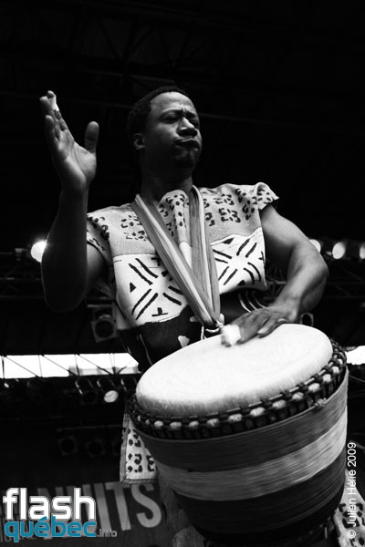 Spectacle de la formation Tribaa (Guinee / Qc) dans le cadre du Festival International des Nuits d'Afrique de Montreal, le 25 juillet 2009 a la Place Emilie-Gamelin.  Utilisation quelle qu'elle soit strictement interdite sans l'accord de l'auteur spiritpictures@hotmail.fr.