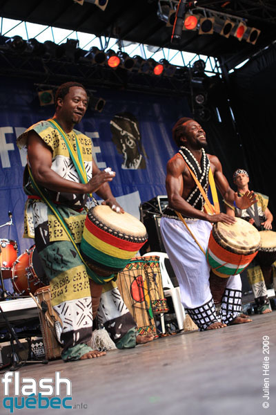 Spectacle de la formation Tribaa (Guinee / Qc) dans le cadre du Festival International des Nuits d'Afrique de Montreal, le 25 juillet 2009 a la Place Emilie-Gamelin.  Utilisation quelle qu'elle soit strictement interdite sans l'accord de l'auteur spiritpictures@hotmail.fr.