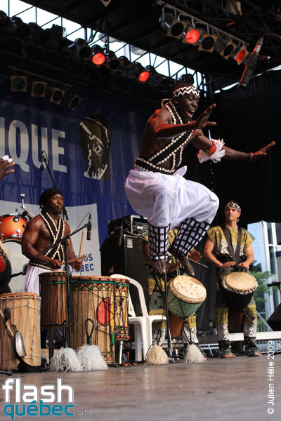 Spectacle de la formation Tribaa (Guinee / Qc) dans le cadre du Festival International des Nuits d'Afrique de Montreal, le 25 juillet 2009 a la Place Emilie-Gamelin.  Utilisation quelle qu'elle soit strictement interdite sans l'accord de l'auteur spiritpictures@hotmail.fr.