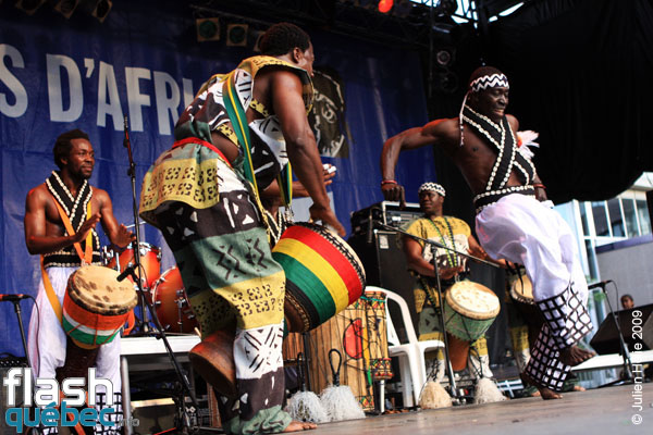 Spectacle de la formation Tribaa (Guinee / Qc) dans le cadre du Festival International des Nuits d'Afrique de Montreal, le 25 juillet 2009 a la Place Emilie-Gamelin.  Utilisation quelle qu'elle soit strictement interdite sans l'accord de l'auteur spiritpictures@hotmail.fr.
