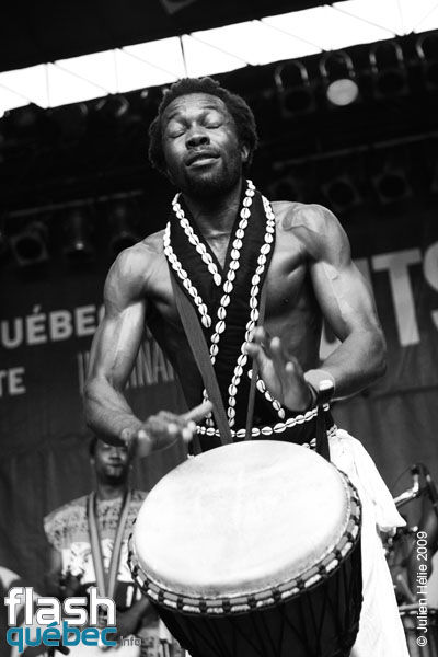 Spectacle de la formation Tribaa (Guinee / Qc) dans le cadre du Festival International des Nuits d'Afrique de Montreal, le 25 juillet 2009 a la Place Emilie-Gamelin.  Utilisation quelle qu'elle soit strictement interdite sans l'accord de l'auteur spiritpictures@hotmail.fr.