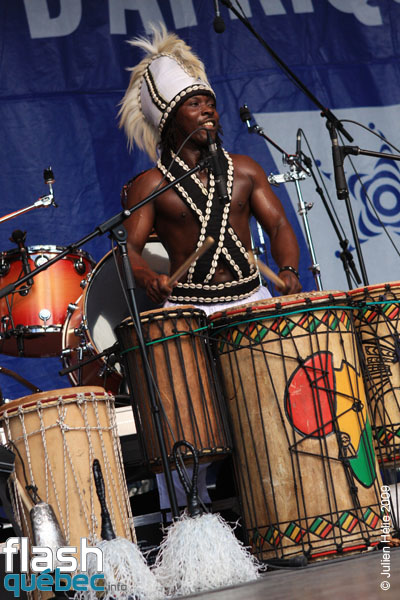 Spectacle de la formation Tribaa (Guinee / Qc) dans le cadre du Festival International des Nuits d'Afrique de Montreal, le 25 juillet 2009 a la Place Emilie-Gamelin.  Utilisation quelle qu'elle soit strictement interdite sans l'accord de l'auteur spiritpictures@hotmail.fr.