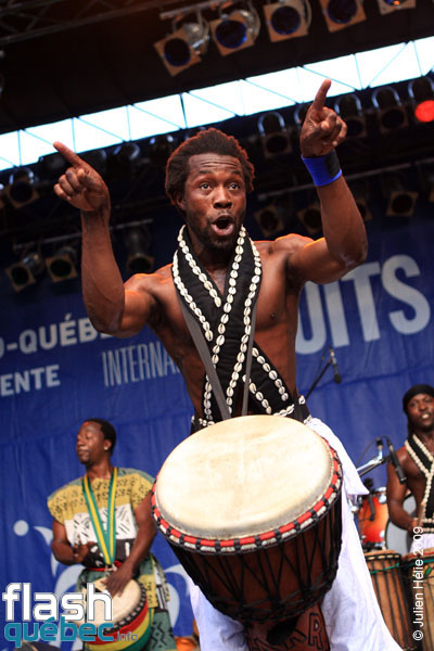 Spectacle de la formation Tribaa (Guinee / Qc) dans le cadre du Festival International des Nuits d'Afrique de Montreal, le 25 juillet 2009 a la Place Emilie-Gamelin.  Utilisation quelle qu'elle soit strictement interdite sans l'accord de l'auteur spiritpictures@hotmail.fr.