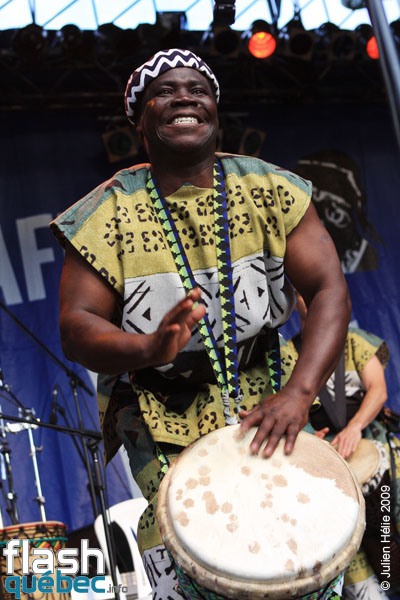 Spectacle de la formation Tribaa (Guinee / Qc) dans le cadre du Festival International des Nuits d'Afrique de Montreal, le 25 juillet 2009 a la Place Emilie-Gamelin.  Utilisation quelle qu'elle soit strictement interdite sans l'accord de l'auteur spiritpictures@hotmail.fr.