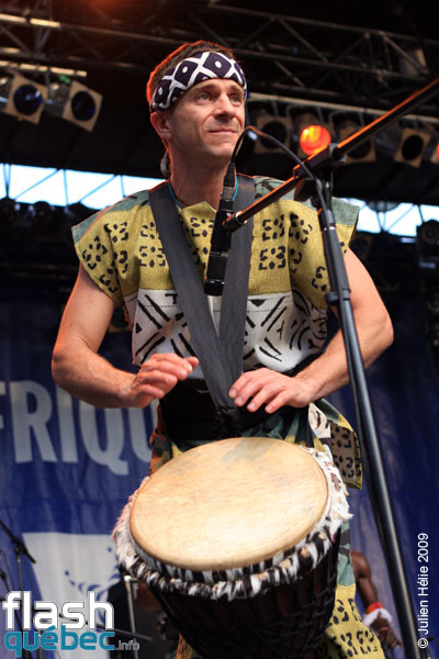 Spectacle de la formation Tribaa (Guinee / Qc) dans le cadre du Festival International des Nuits d'Afrique de Montreal, le 25 juillet 2009 a la Place Emilie-Gamelin.  Utilisation quelle qu'elle soit strictement interdite sans l'accord de l'auteur spiritpictures@hotmail.fr.
