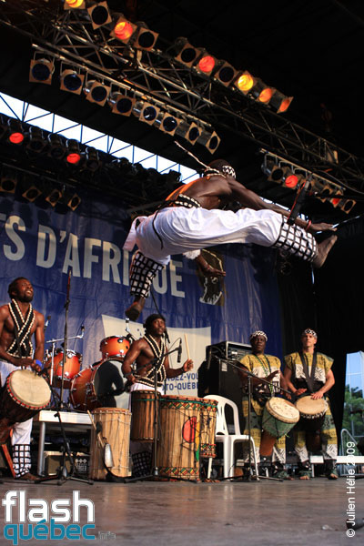 Spectacle de la formation Tribaa (Guinee / Qc) dans le cadre du Festival International des Nuits d'Afrique de Montreal, le 25 juillet 2009 a la Place Emilie-Gamelin.  Utilisation quelle qu'elle soit strictement interdite sans l'accord de l'auteur spiritpictures@hotmail.fr.