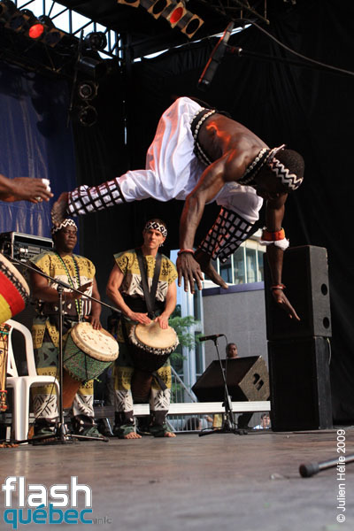 Spectacle de la formation Tribaa (Guinee / Qc) dans le cadre du Festival International des Nuits d'Afrique de Montreal, le 25 juillet 2009 a la Place Emilie-Gamelin.  Utilisation quelle qu'elle soit strictement interdite sans l'accord de l'auteur spiritpictures@hotmail.fr.