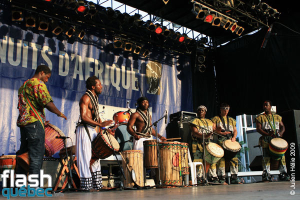 Spectacle de la formation Tribaa (Guinee / Qc) dans le cadre du Festival International des Nuits d'Afrique de Montreal, le 25 juillet 2009 a la Place Emilie-Gamelin.  Utilisation quelle qu'elle soit strictement interdite sans l'accord de l'auteur spiritpictures@hotmail.fr.