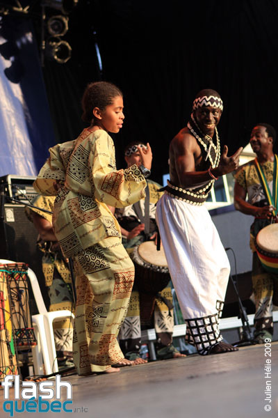 Spectacle de la formation Tribaa (Guinee / Qc) dans le cadre du Festival International des Nuits d'Afrique de Montreal, le 25 juillet 2009 a la Place Emilie-Gamelin.  Utilisation quelle qu'elle soit strictement interdite sans l'accord de l'auteur spiritpictures@hotmail.fr.