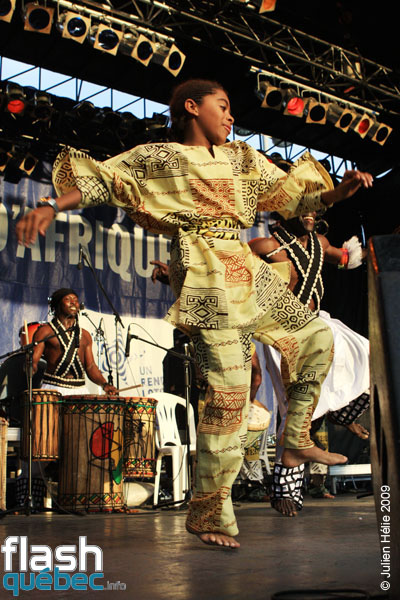 Spectacle de la formation Tribaa (Guinee / Qc) dans le cadre du Festival International des Nuits d'Afrique de Montreal, le 25 juillet 2009 a la Place Emilie-Gamelin.  Utilisation quelle qu'elle soit strictement interdite sans l'accord de l'auteur spiritpictures@hotmail.fr.