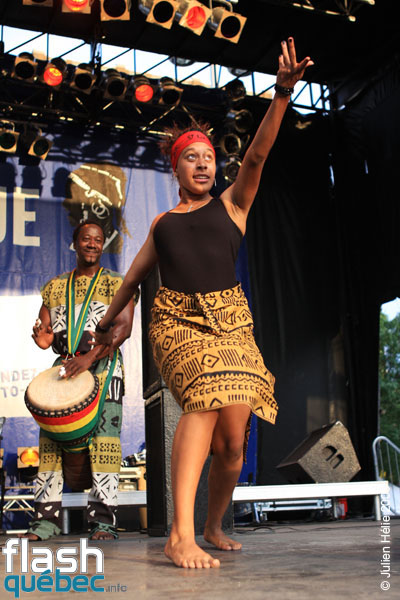 Spectacle de la formation Tribaa (Guinee / Qc) dans le cadre du Festival International des Nuits d'Afrique de Montreal, le 25 juillet 2009 a la Place Emilie-Gamelin.  Utilisation quelle qu'elle soit strictement interdite sans l'accord de l'auteur spiritpictures@hotmail.fr.