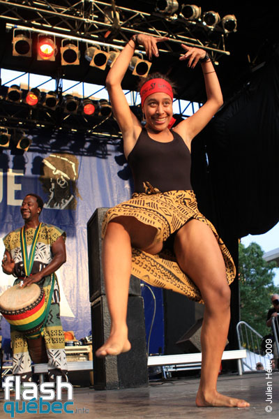 Spectacle de la formation Tribaa (Guinee / Qc) dans le cadre du Festival International des Nuits d'Afrique de Montreal, le 25 juillet 2009 a la Place Emilie-Gamelin.  Utilisation quelle qu'elle soit strictement interdite sans l'accord de l'auteur spiritpictures@hotmail.fr.