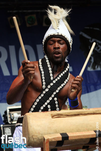 Spectacle de la formation Tribaa (Guinee / Qc) dans le cadre du Festival International des Nuits d'Afrique de Montreal, le 25 juillet 2009 a la Place Emilie-Gamelin.  Utilisation quelle qu'elle soit strictement interdite sans l'accord de l'auteur spiritpictures@hotmail.fr.