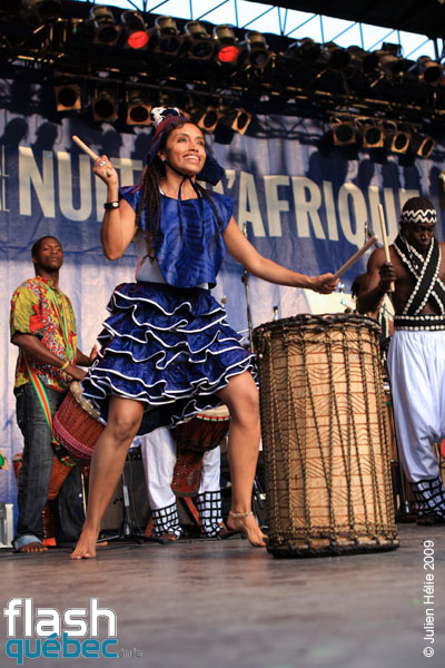 Spectacle de la formation Tribaa (Guinee / Qc) dans le cadre du Festival International des Nuits d'Afrique de Montreal, le 25 juillet 2009 a la Place Emilie-Gamelin.  Utilisation quelle qu'elle soit strictement interdite sans l'accord de l'auteur spiritpictures@hotmail.fr.