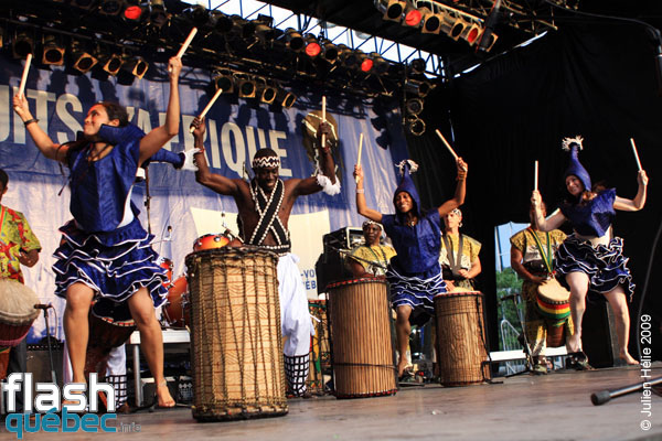 Spectacle de la formation Tribaa (Guinee / Qc) dans le cadre du Festival International des Nuits d'Afrique de Montreal, le 25 juillet 2009 a la Place Emilie-Gamelin.  Utilisation quelle qu'elle soit strictement interdite sans l'accord de l'auteur spiritpictures@hotmail.fr.