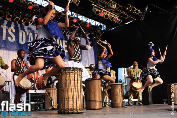 Spectacle de la formation Tribaa (Guinee / Qc) dans le cadre du Festival International des Nuits d'Afrique de Montreal, le 25 juillet 2009 a la Place Emilie-Gamelin.  Utilisation quelle qu'elle soit strictement interdite sans l'accord de l'auteur spiritpictures@hotmail.fr.