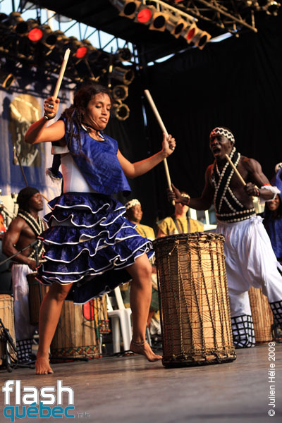 Spectacle de la formation Tribaa (Guinee / Qc) dans le cadre du Festival International des Nuits d'Afrique de Montreal, le 25 juillet 2009 a la Place Emilie-Gamelin.  Utilisation quelle qu'elle soit strictement interdite sans l'accord de l'auteur spiritpictures@hotmail.fr.