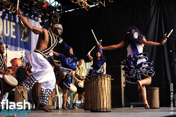 Spectacle de la formation Tribaa (Guinee / Qc) dans le cadre du Festival International des Nuits d'Afrique de Montreal, le 25 juillet 2009 a la Place Emilie-Gamelin.  Utilisation quelle qu'elle soit strictement interdite sans l'accord de l'auteur spiritpictures@hotmail.fr.