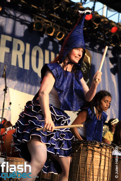 Spectacle de la formation Tribaa (Guinee / Qc) dans le cadre du Festival International des Nuits d'Afrique de Montreal, le 25 juillet 2009 a la Place Emilie-Gamelin.  Utilisation quelle qu'elle soit strictement interdite sans l'accord de l'auteur spiritpictures@hotmail.fr.